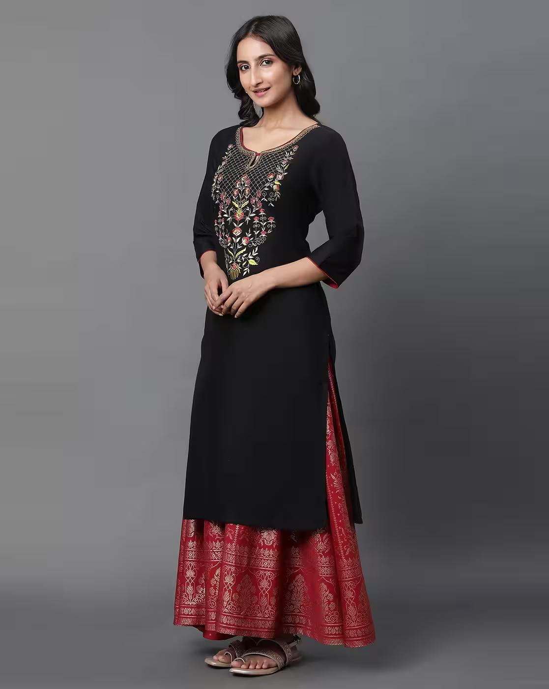 Women Embroidered Round-Neck Straight Kurta