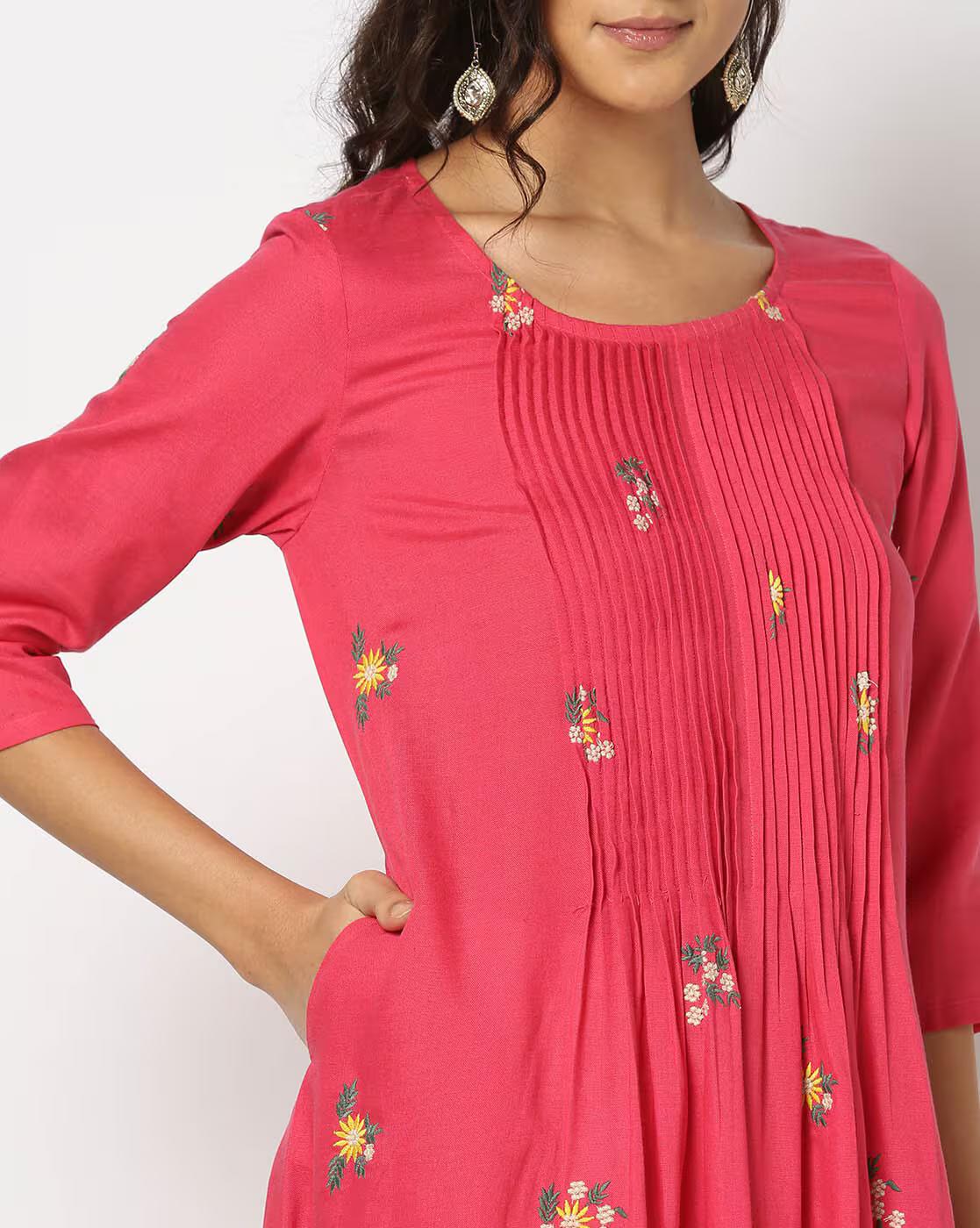 Women Floral Embroidered Straight Kurta
