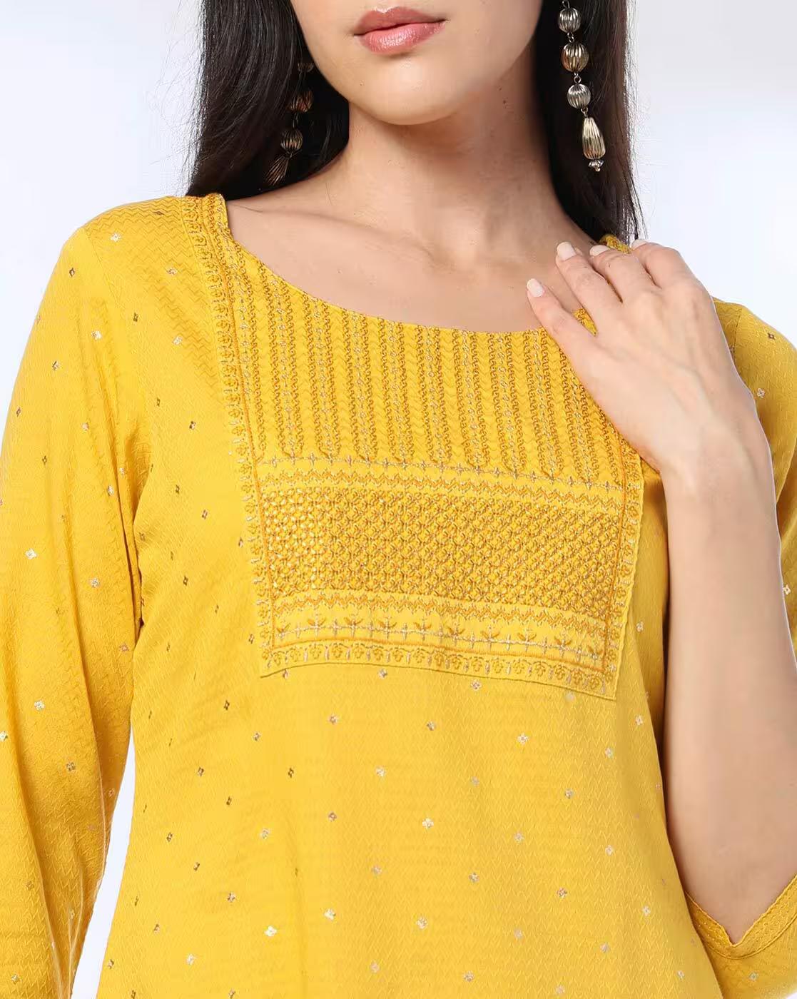 4 CURVED PETAL AOP EMB YOKE, MUSTARD, L