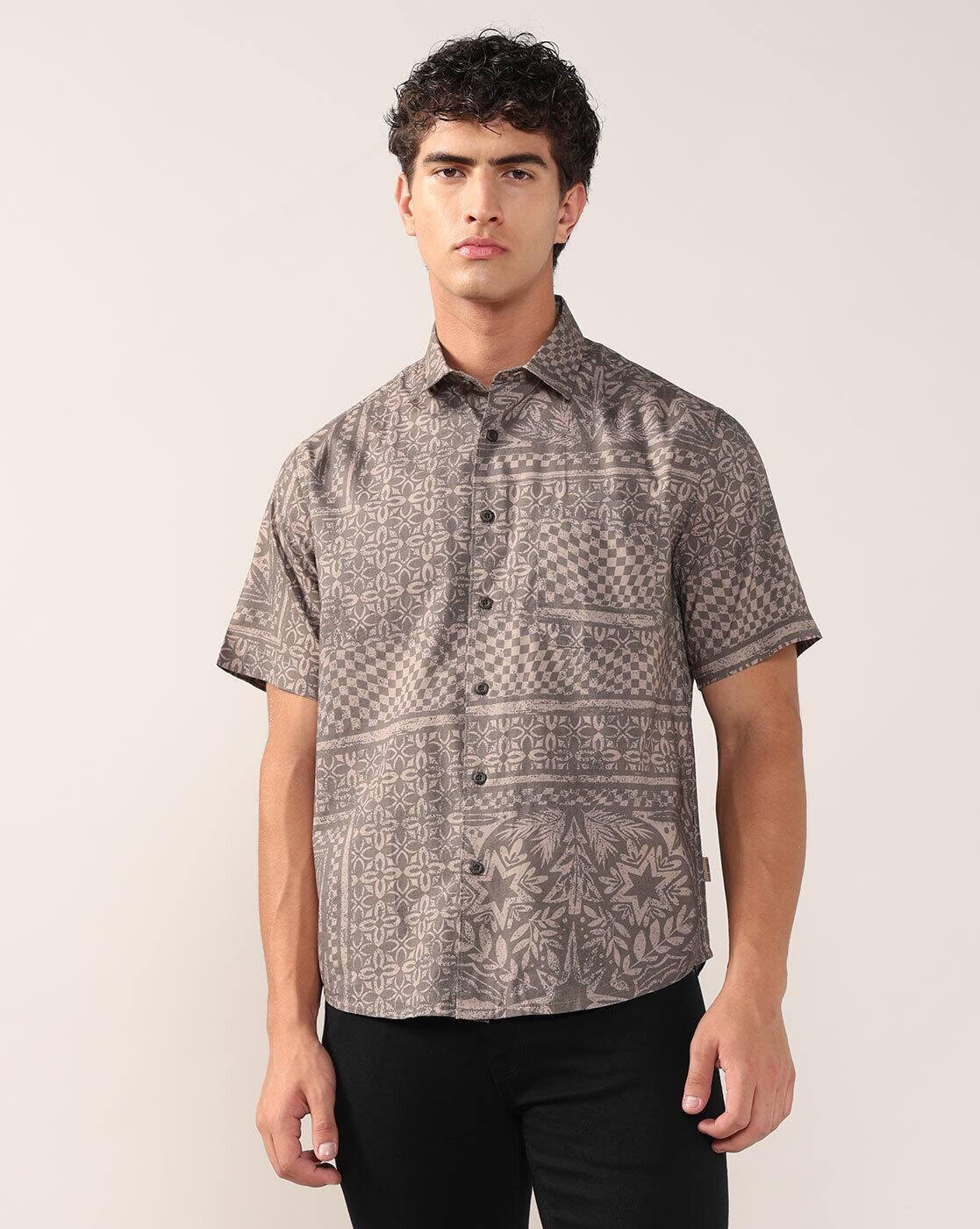 Men Geometric Print Regular Fit Shirt with Patch Pocket
