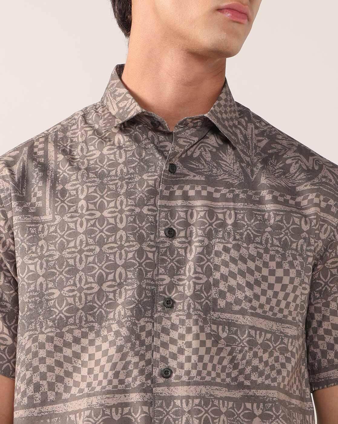 Men Geometric Print Regular Fit Shirt with Patch Pocket