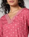 V NECK JAAL EMB AOP KURTA, PINK, XS