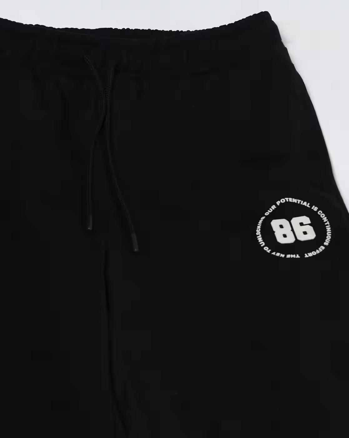 PLACEMENT GRAPHIC JOGGER, JET BLACK, XS
